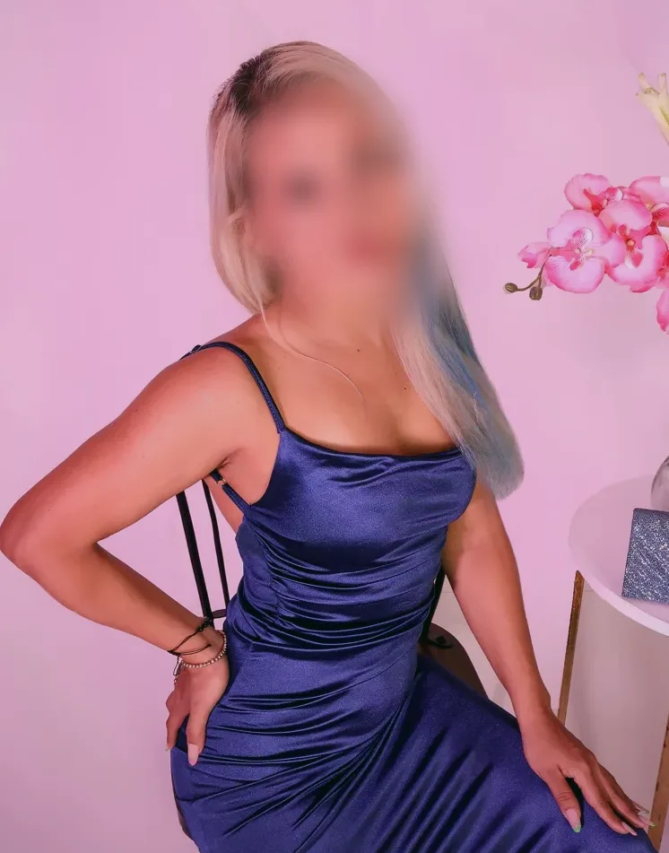 Amina, 36