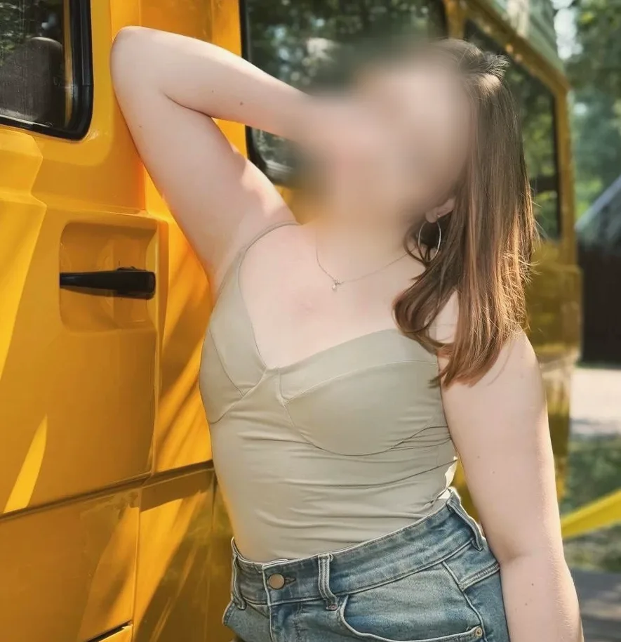 Daniela, 19