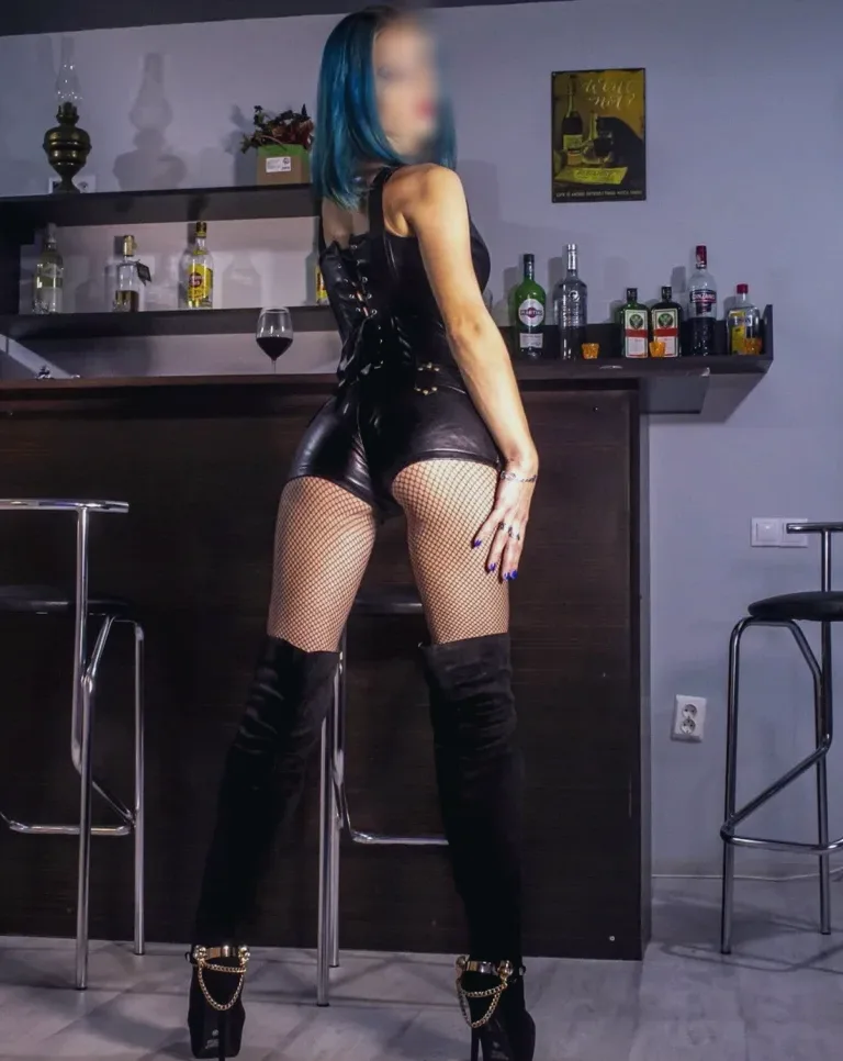Lara, 37